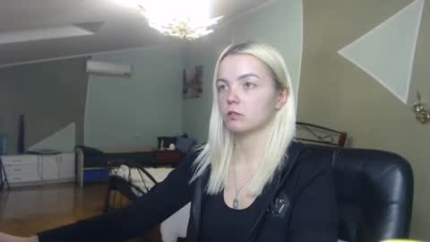 Snapshot of lilieanori chatting on 03-08-25, 11:28 Lilie online show from 03-08-25, 11:28