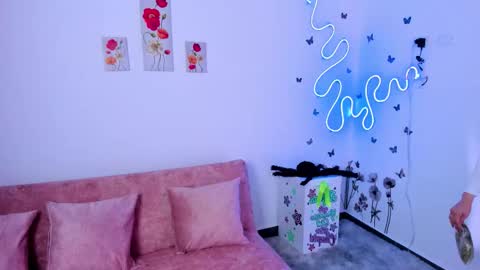 Snapshot of lilielou_ chatting on 11-12-25, 09:14 Lilie online show from 11-12-25, 09:14