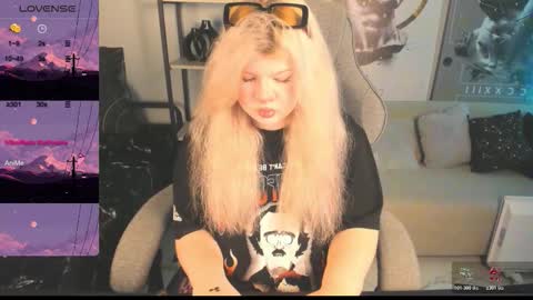 Snapshot of lilithnelson chatting on 10-22-25, 05:45 LilithNelson online show from 10-22-25, 05:45