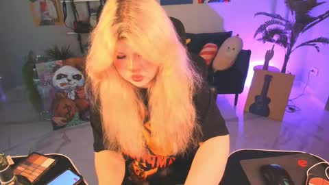 Snapshot of lilithnelson chatting on 10-25-25, 06:35 LilithNelson online show from 10-25-25, 06:35