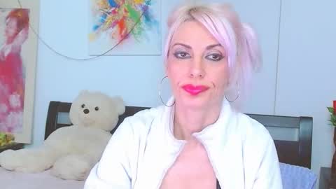 Lara online show from 12-05-25, 03:37