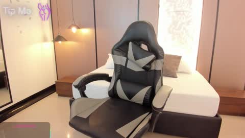 L I L L Y online show from 10-15-25, 12:27