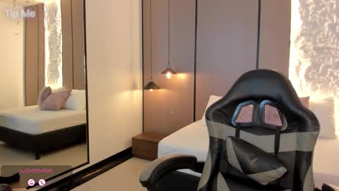 L I L L Y online show from 01-08-26, 12:29