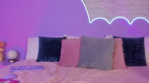 Lilou online show from 10-31-25, 04:08