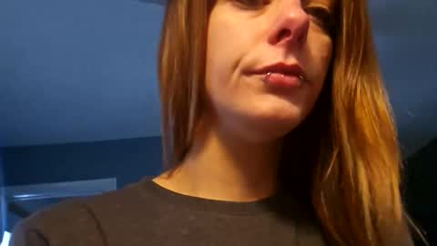 Snapshot of lilsirenluna chatting on 02-17-26, 05:19 Luna online show from 02-17-26, 05:19