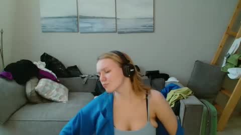 Snapshot of lily_dollyx chatting on 10-22-25, 10:15 Lily dollyx online show from 10-22-25, 10:15