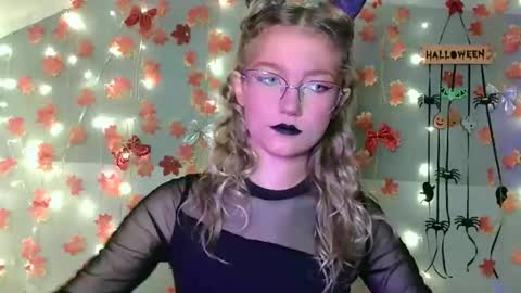 small lily online show from 10-29-25, 06:09