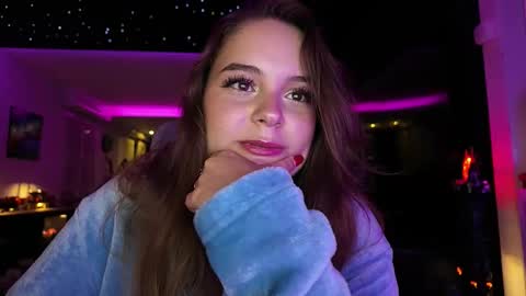 Snapshot of lilywhite_fr chatting on 09-19-25, 02:24 Lily White online show from 09-19-25, 02:24