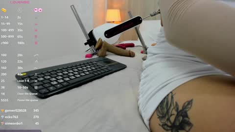 Snapshot of lina_garcia chatting on 12-27-24, 02:22 online show from 12-27-24, 02:22