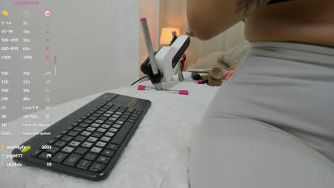 Snapshot of lina_garcia chatting on 03-02-25, 02:43 online show from 03-02-25, 02:43