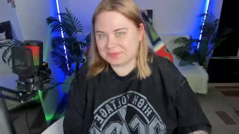 lina_linx online show from 02-25-25, 07:14