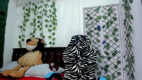 Snapshot of lina_paola chatting on 12-18-24, 10:02 paola online show from 12-18-24, 10:02