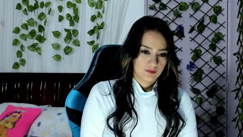 Snapshot of lina_paola chatting on 02-21-25, 11:21 paola online show from 02-21-25, 11:21