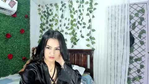 Snapshot of lina_paola chatting on 10-05-25, 02:10 paola online show from 10-05-25, 02:10