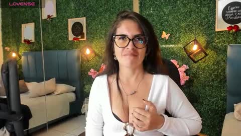 Lina  online show from 10-15-25, 11:32