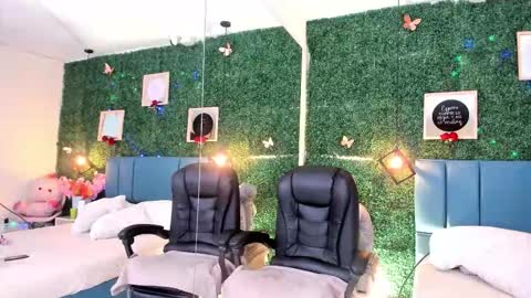 Snapshot of linagh chatting on 11-27-25, 11:23 Lina online show from 11-27-25, 11:23