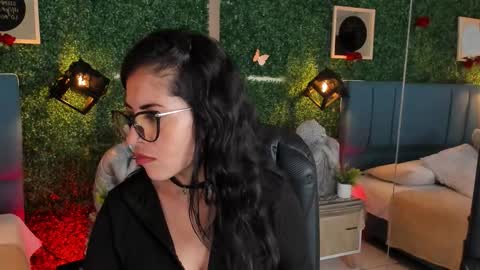 Snapshot of linagh chatting on 12-16-25, 11:59 Lina online show from 12-16-25, 11:59