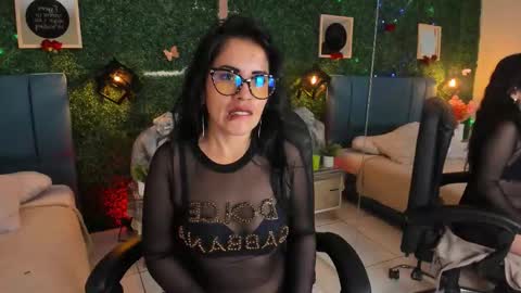 Snapshot of linagh chatting on 12-17-25, 11:38 Lina online show from 12-17-25, 11:38