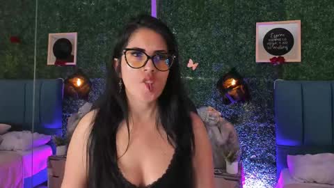 Snapshot of linagh chatting on 01-15-26, 11:48 Lina online show from 01-15-26, 11:48