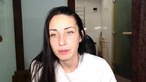 LinaLivee online show from 11-17-25, 07:52