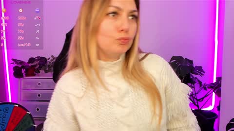 Snapshot of lindawhite_ chatting on 12-17-24, 04:32 Linda -- online show from 12-17-24, 04:32