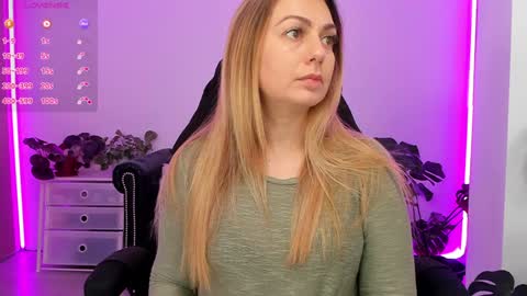 Snapshot of lindawhite_ chatting on 01-19-25, 04:14 Linda -- online show from 01-19-25, 04:14