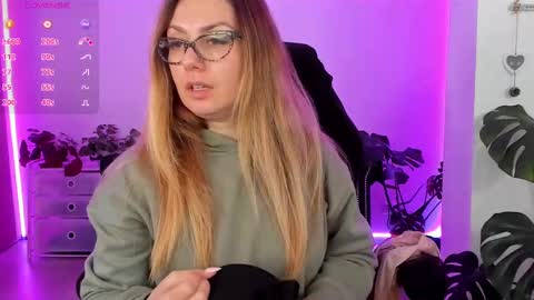 Snapshot of lindawhite_ chatting on 02-10-25, 09:25 Linda -- online show from 02-10-25, 09:25
