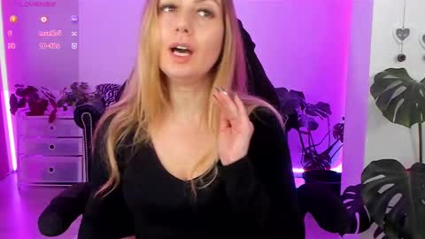 Snapshot of lindawhite_ chatting on 02-15-25, 09:48 Linda -- online show from 02-15-25, 09:48