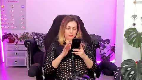 Snapshot of lindawhite_ chatting on 02-17-25, 04:59 Linda -- online show from 02-17-25, 04:59