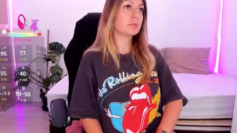 Snapshot of lindawhite_ chatting on 09-21-25, 04:08 Linda -- online show from 09-21-25, 04:08