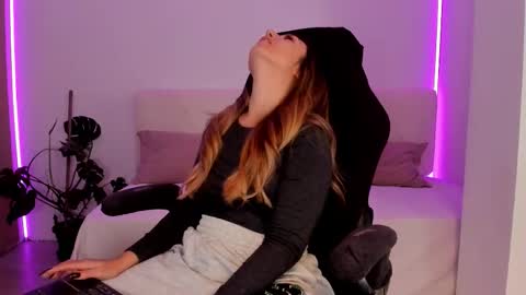 Snapshot of lindawhite_ chatting on 11-07-25, 05:13 Linda -- online show from 11-07-25, 05:13