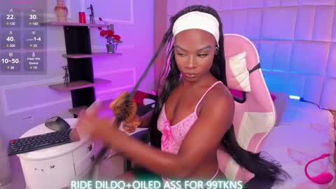 Snapshot of linsyadams chatting on 02-14-25, 09:10 online show from 02-14-25, 09:10