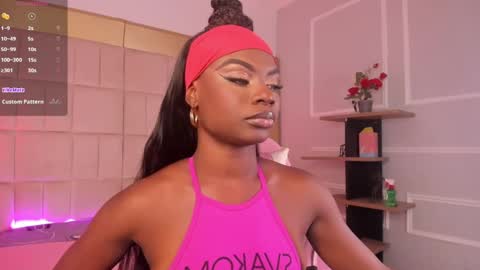 Snapshot of linsyadams chatting on 02-15-25, 01:31 online show from 02-15-25, 01:31