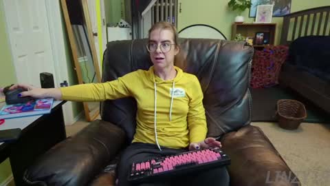 Snapshot of linzy19 chatting on 12-30-24, 03:25 Linzy19 online show from 12-30-24, 03:25