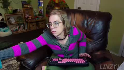 Snapshot of linzy19 chatting on 02-14-25, 03:43 Linzy19 online show from 02-14-25, 03:43