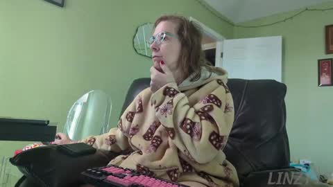 Snapshot of linzy19 chatting on 11-09-25, 04:27 Linzy19 online show from 11-09-25, 04:27