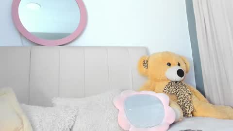 Snapshot of lisaa_a chatting on 02-08-25, 02:04 Lisa online show from 02-08-25, 02:04