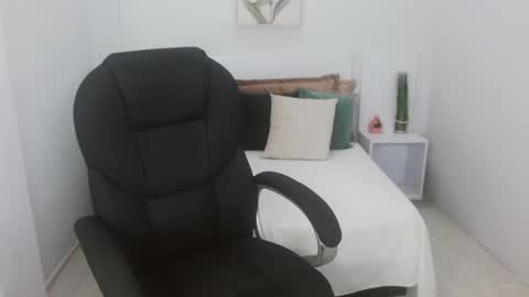 Liseth Fox online show from 01-31-25, 06:36