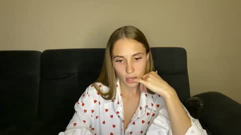 Snapshot of litle_girl05 chatting on 10-09-25, 06:50 LUNA online show from 10-09-25, 06:50