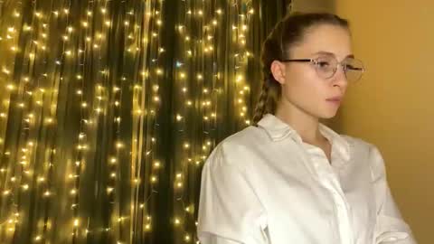 Snapshot of litle_girl05 chatting on 11-20-25, 06:07 LUNA online show from 11-20-25, 06:07