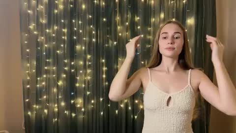 Snapshot of litle_girl05 chatting on 12-14-25, 06:23 LUNA online show from 12-14-25, 06:23