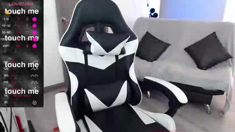 Amelie  online show from 11-25-25, 06:52