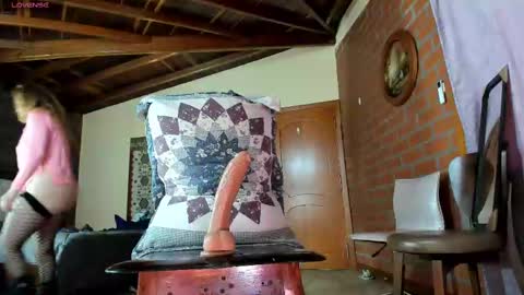 Snapshot of little_izzi chatting on 02-19-25, 08:41 Izzi online show from 02-19-25, 08:41