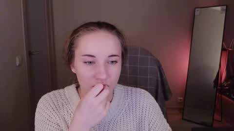 Snapshot of little_pretty_woman chatting on 10-22-25, 07:02 little_pretty_woman online show from 10-22-25, 07:02