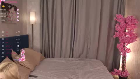 Snapshot of little_sunshinee chatting on 10-21-25, 09:15 Elis online show from 10-21-25, 09:15