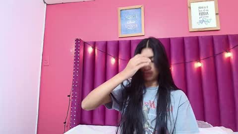 Snapshot of littlee_emilyy_ chatting on 01-22-25, 09:02 Emily  online show from 01-22-25, 09:02