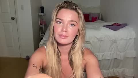 Snapshot of littlemaryjane19 chatting on 09-09-25, 07:02 Marciabrady online show from 09-09-25, 07:02