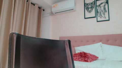 Sarahs Room online show from 12-19-24, 05:51