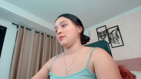 Snapshot of littlemolly_pregnant chatting on 11-06-25, 10:54 Sarahs Room online show from 11-06-25, 10:54