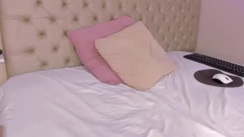 im olivia IG littleolivia01 online show from 02-08-25, 07:59